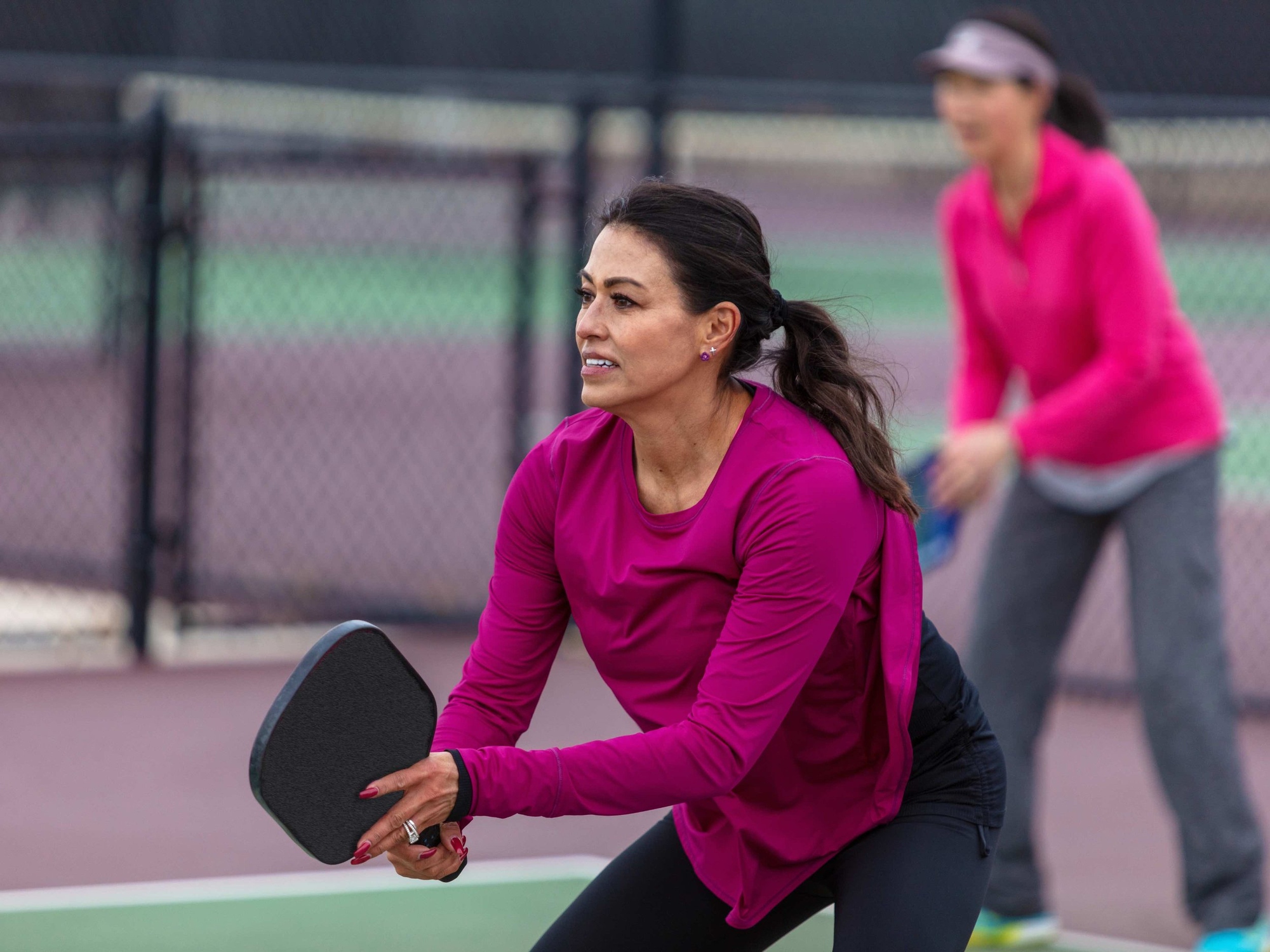 Chinh phục pickleball: Cách cầm vợt kiểu "bắt tay" và chọn tư thế đứng phù hợp- Ảnh 1. Chinh phục pickleball: Cách cầm vợt kiểu "bắt tay" và chọn tư thế đứng phù hợp- Ảnh 1.